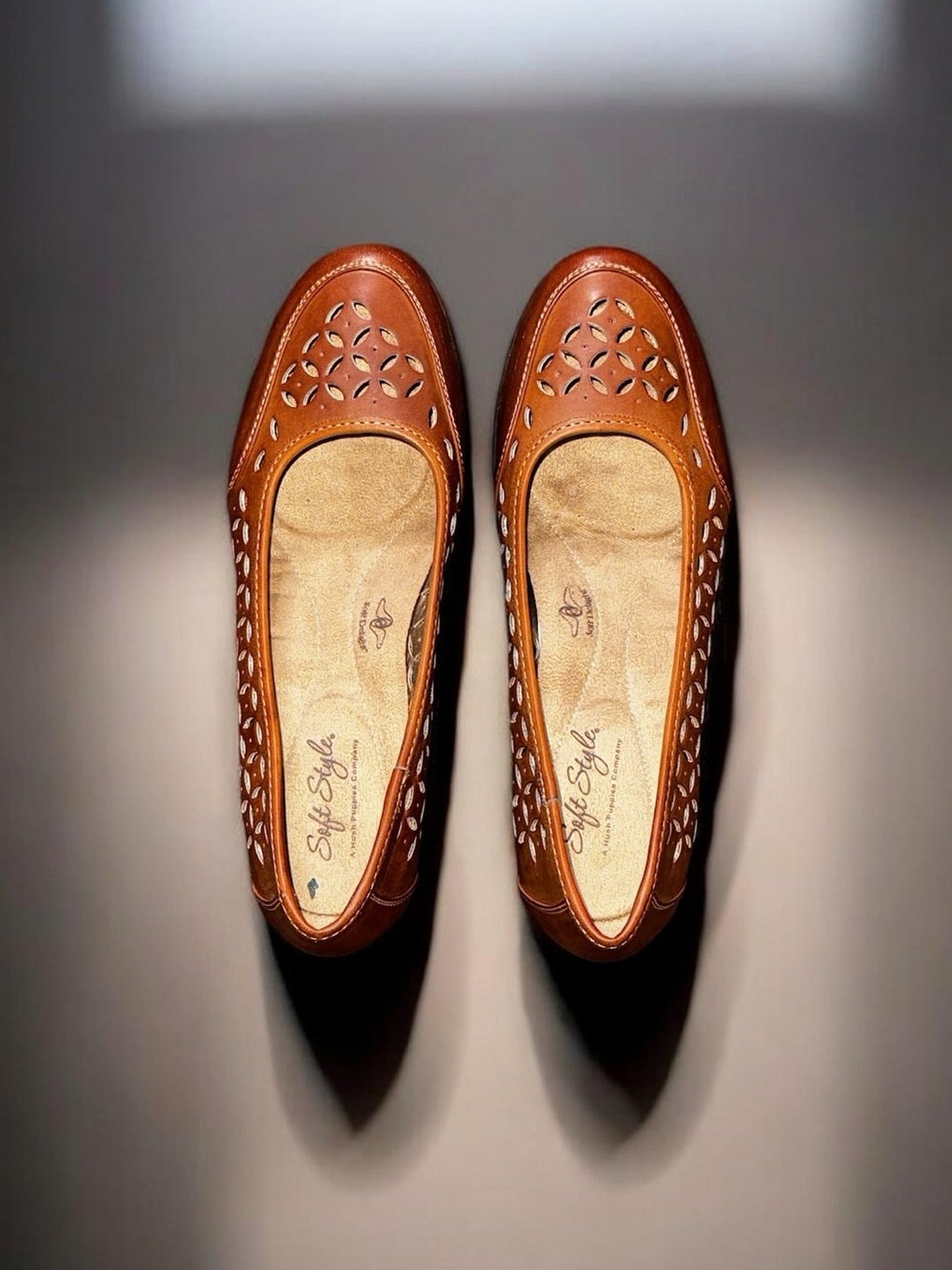 Soft Style by Hush Puppies Comfort Slip-On Shoes Women Size 7.5 Brown Cutout EUC